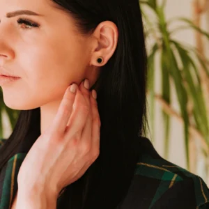 auskarai su juoda akute