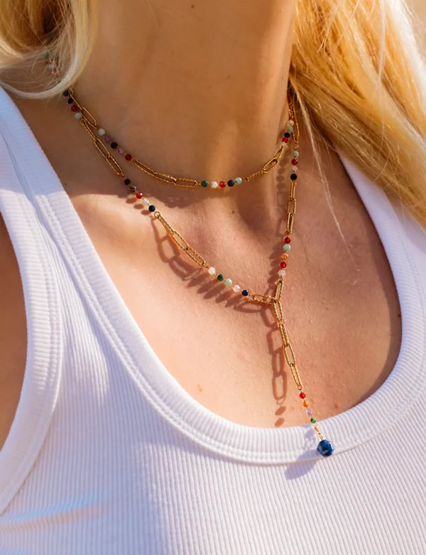 grandinele su naturaliais akmenukais